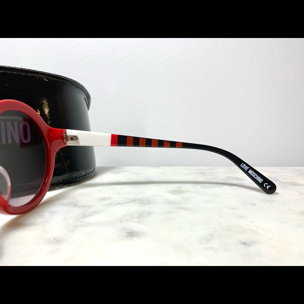 *SOLD* Moschino Love round sunglasses with case - Picture 3 of 6
